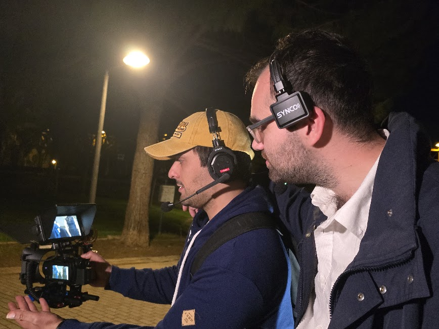 Dos miembros del equipo revisando el monitor de la cámara de noche