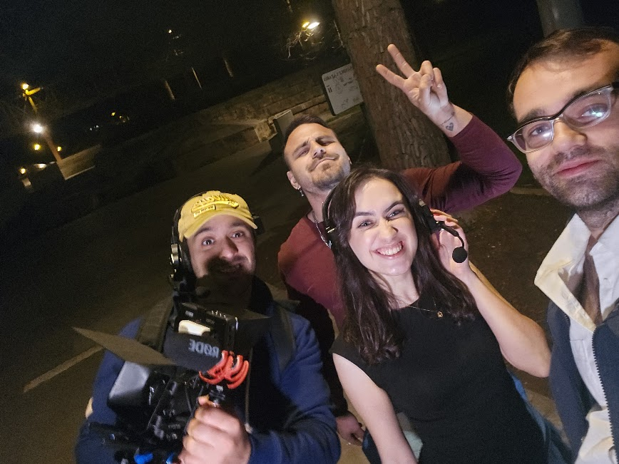 Selfie del equipo completo durante el rodaje nocturno