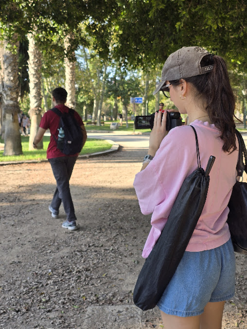 Grabando a un extra caminando por el parque