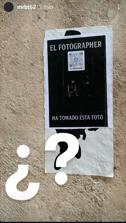 Historia de Instagram: cartel de El Fotógrapher con un código QR pegado en la pared