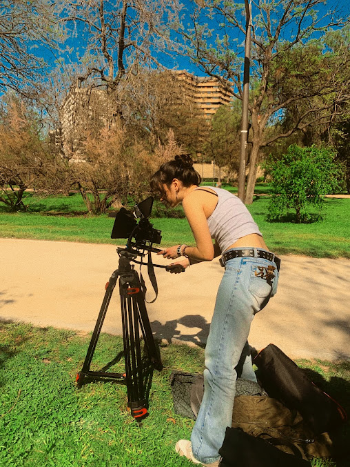 Ajustando el trípode en un parque durante el rodaje