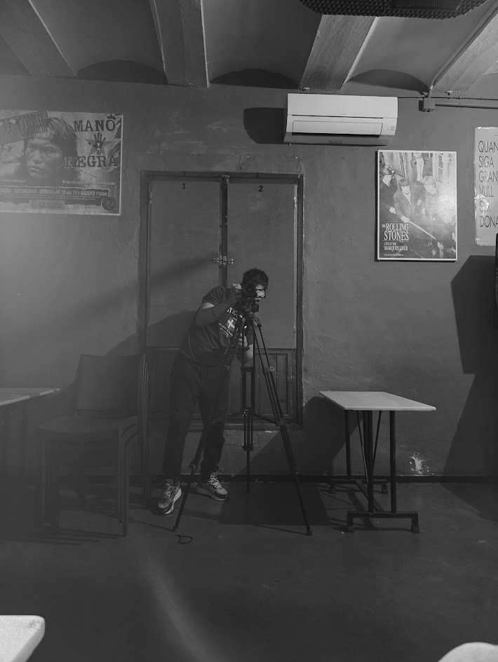 Cámara sobre trípode grabando en el interior del bar Glop de Benimaclet