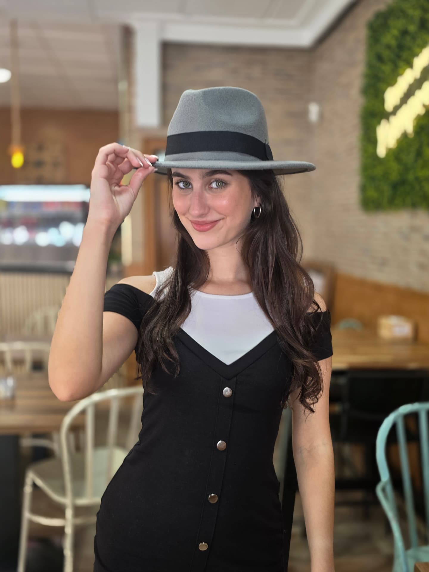 Camila caracterizada con sombrero durante la jornada en Manises