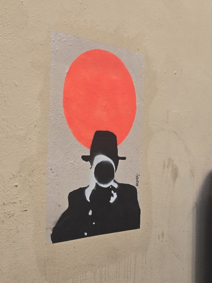 Cartel del fotógrafo con círculo rojo pegado en una pared