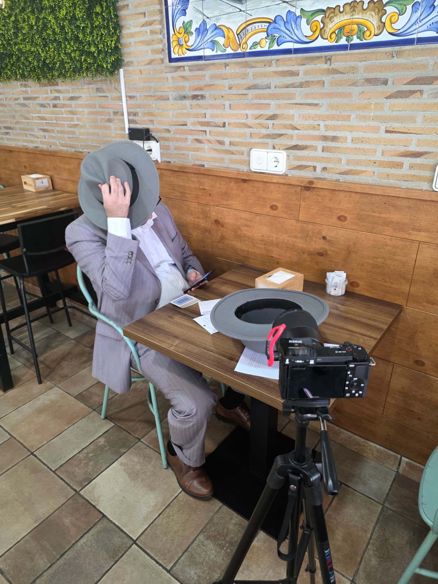Rodaje de la escena 5 con cámara sobre trípode en la cafetería de Manises